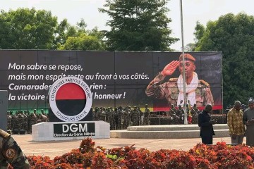  une cérémonie d’obsèques nationales, pour rendre un dernier hommage au Général d’armée, Ministre d’État, Ministre de la défense et des Anciens combattants à Bamako